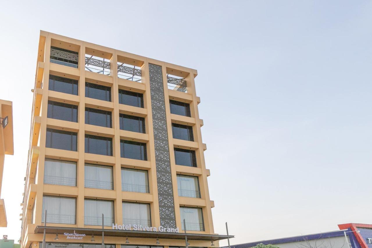 Hotel Silvera Grand Ahmedabad Esterno foto
