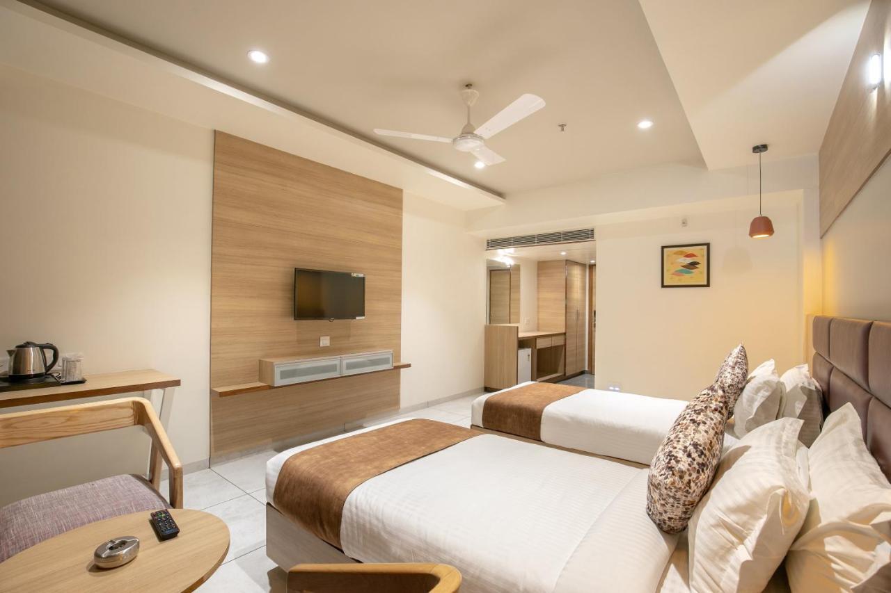 Hotel Silvera Grand Ahmedabad Esterno foto