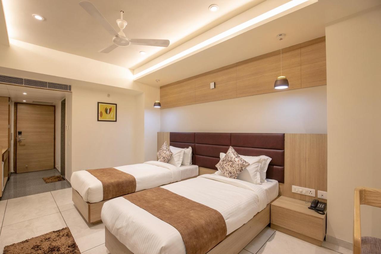 Hotel Silvera Grand Ahmedabad Esterno foto