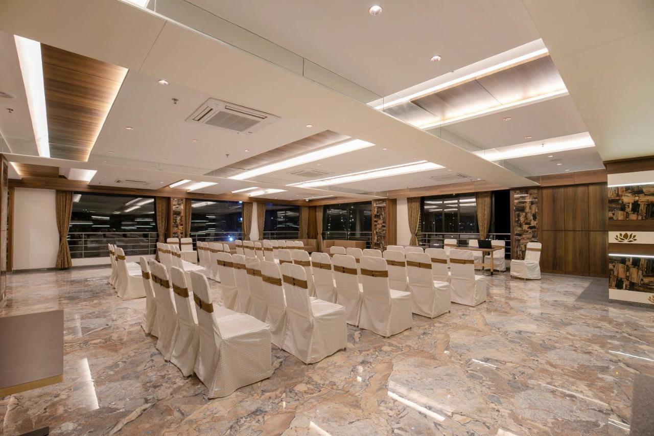 Hotel Silvera Grand Ahmedabad Esterno foto