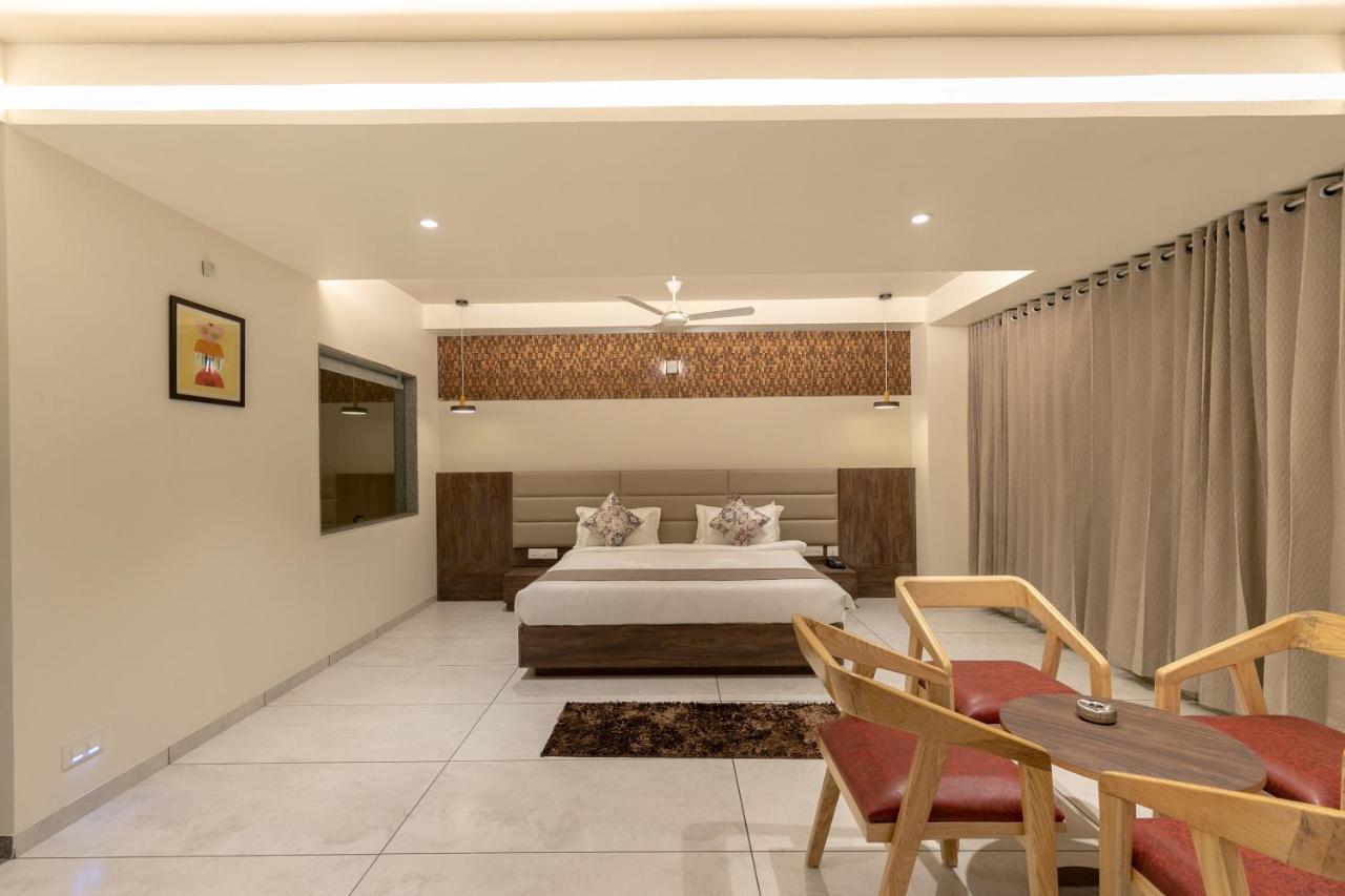 Hotel Silvera Grand Ahmedabad Esterno foto