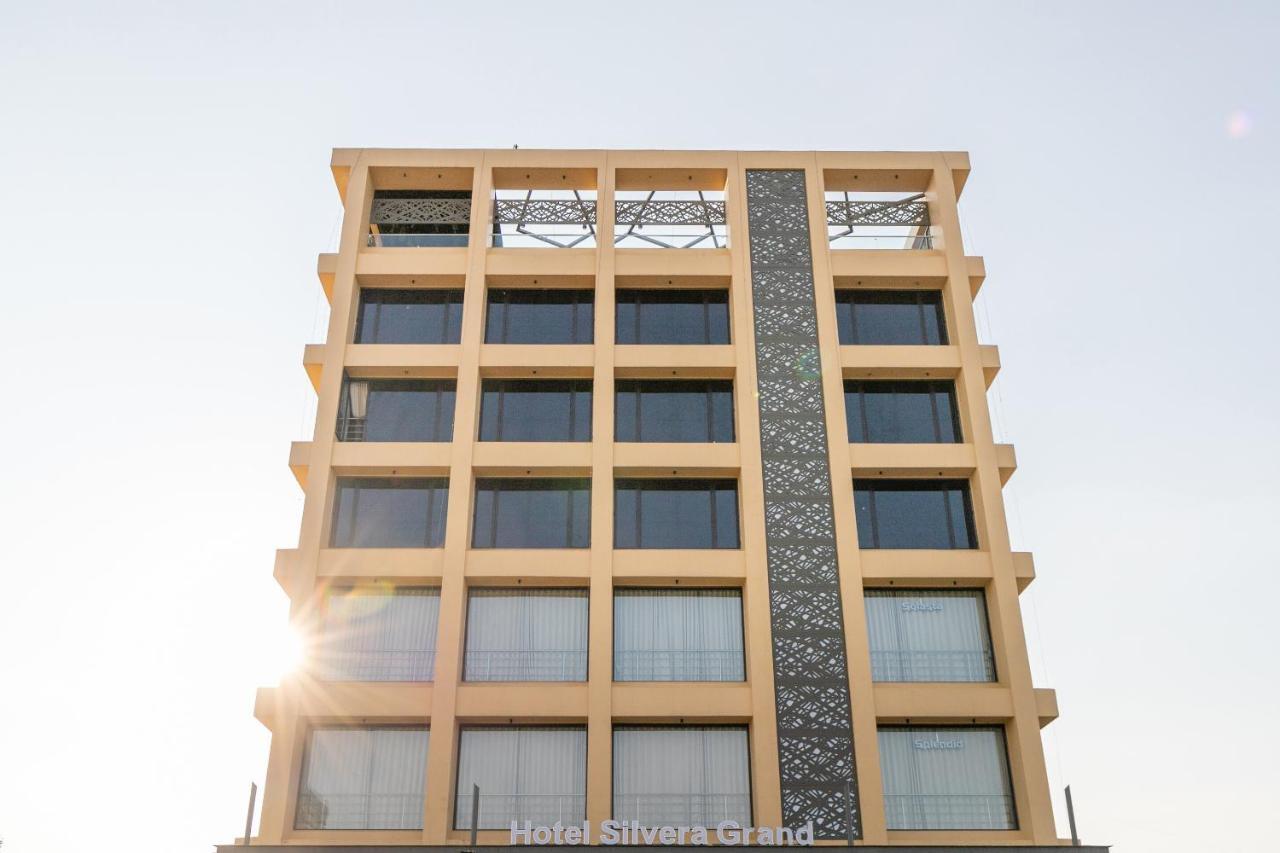 Hotel Silvera Grand Ahmedabad Esterno foto