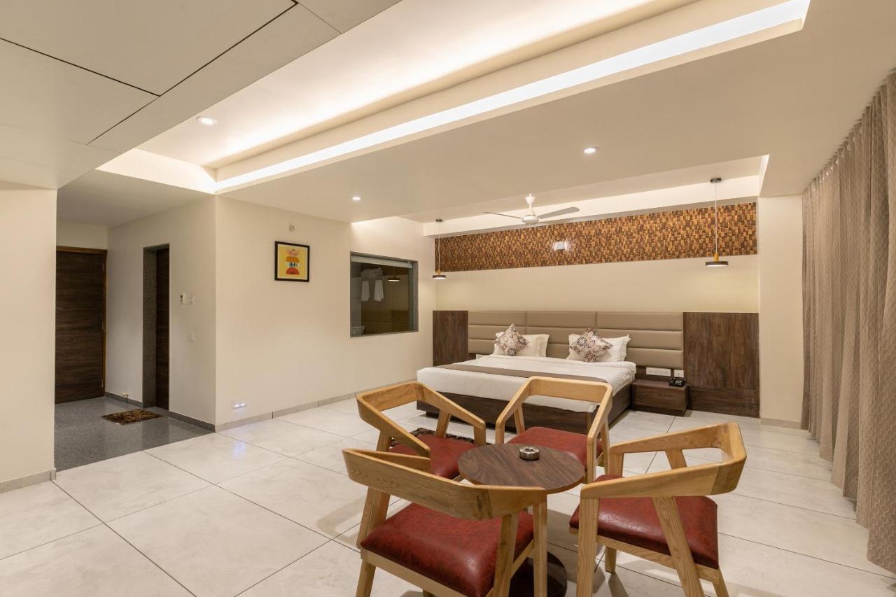 Hotel Silvera Grand Ahmedabad Esterno foto