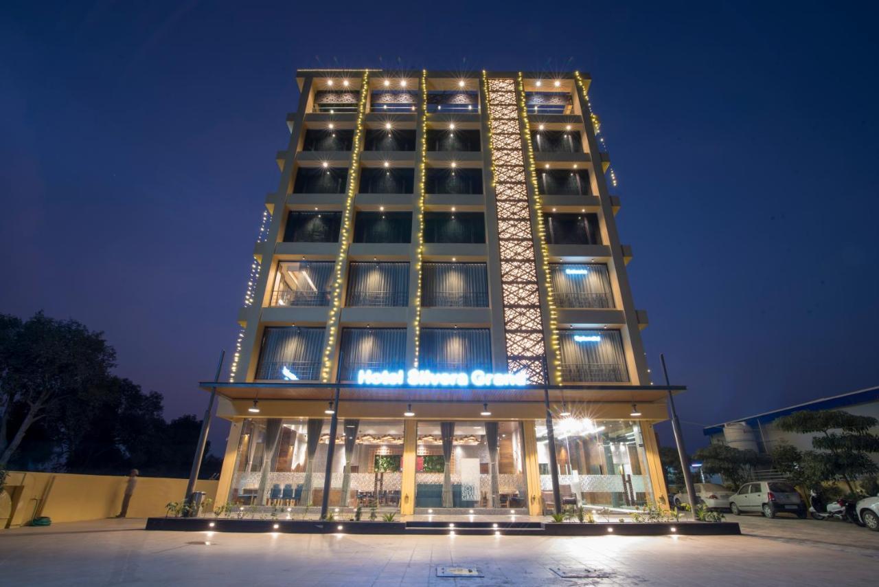 Hotel Silvera Grand Ahmedabad Esterno foto