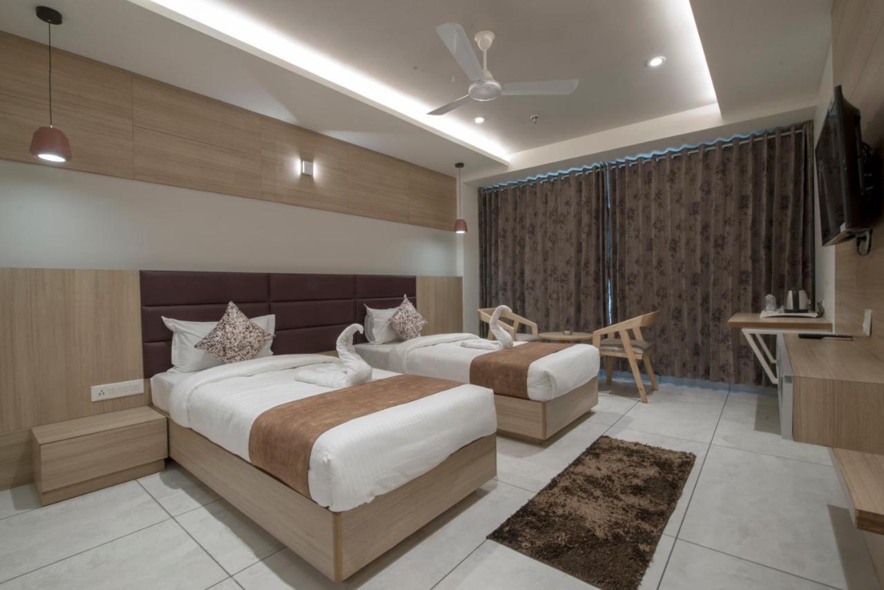 Hotel Silvera Grand Ahmedabad Esterno foto