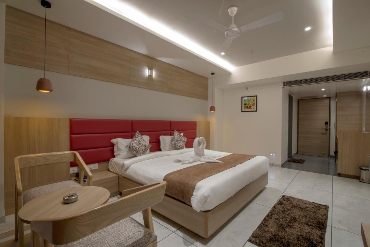 Hotel Silvera Grand Ahmedabad Esterno foto