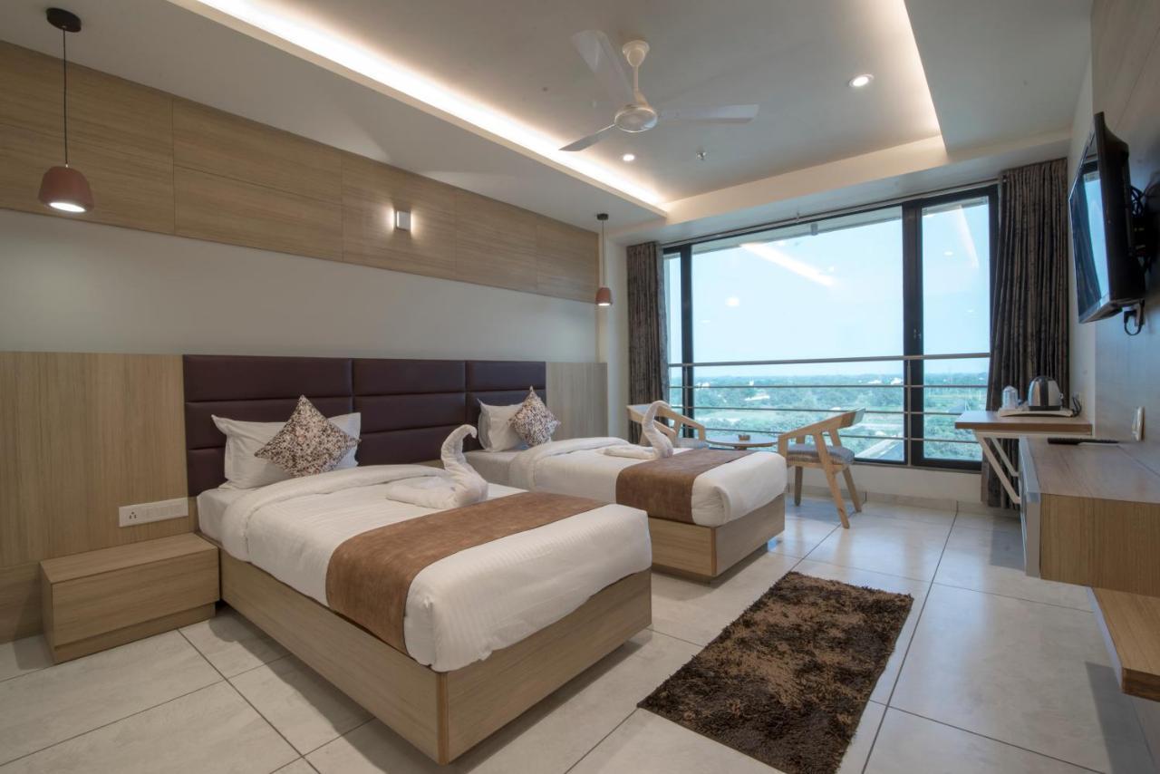 Hotel Silvera Grand Ahmedabad Esterno foto