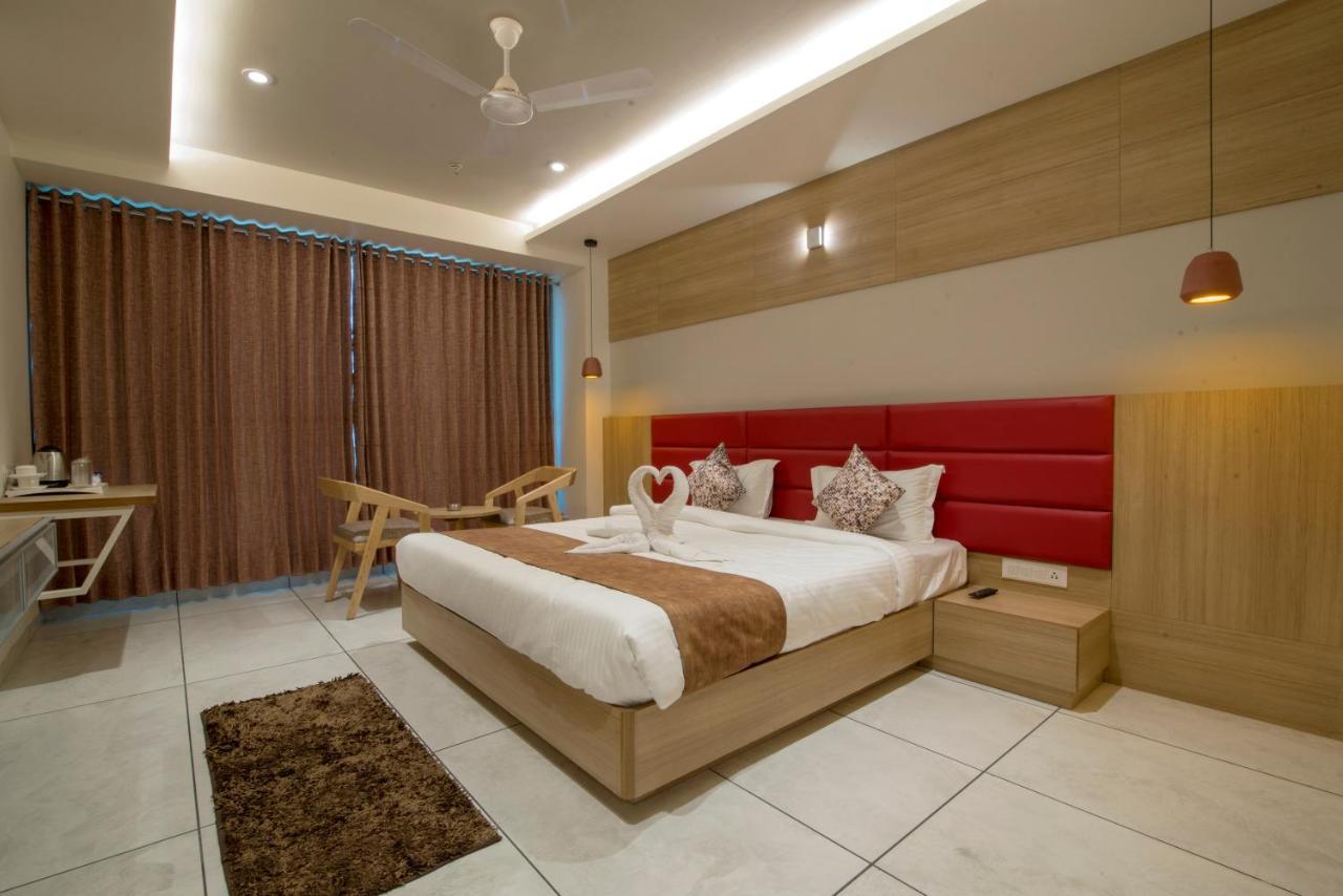 Hotel Silvera Grand Ahmedabad Esterno foto