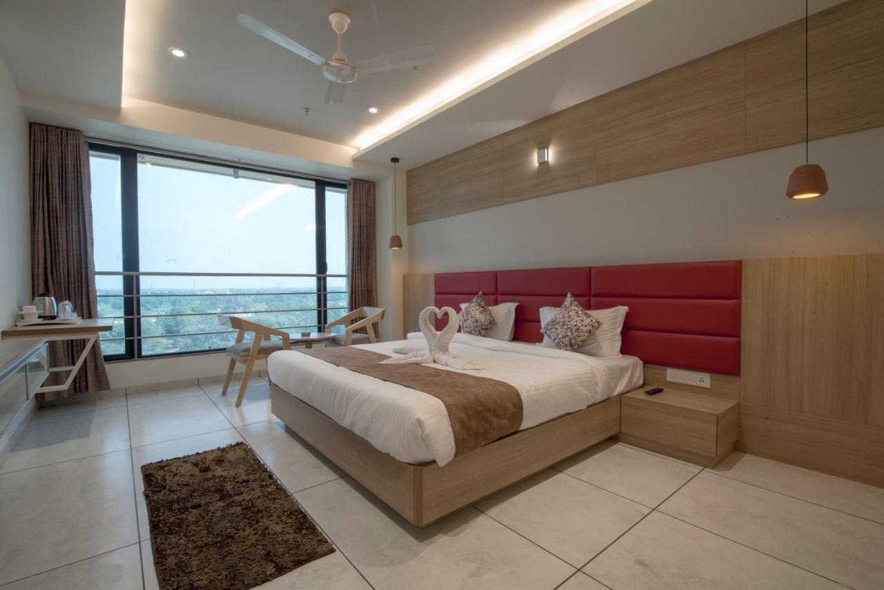 Hotel Silvera Grand Ahmedabad Esterno foto