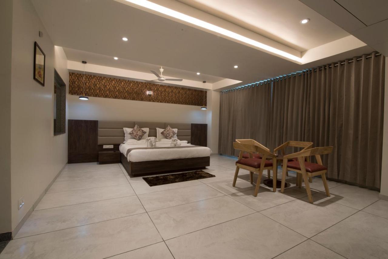 Hotel Silvera Grand Ahmedabad Esterno foto