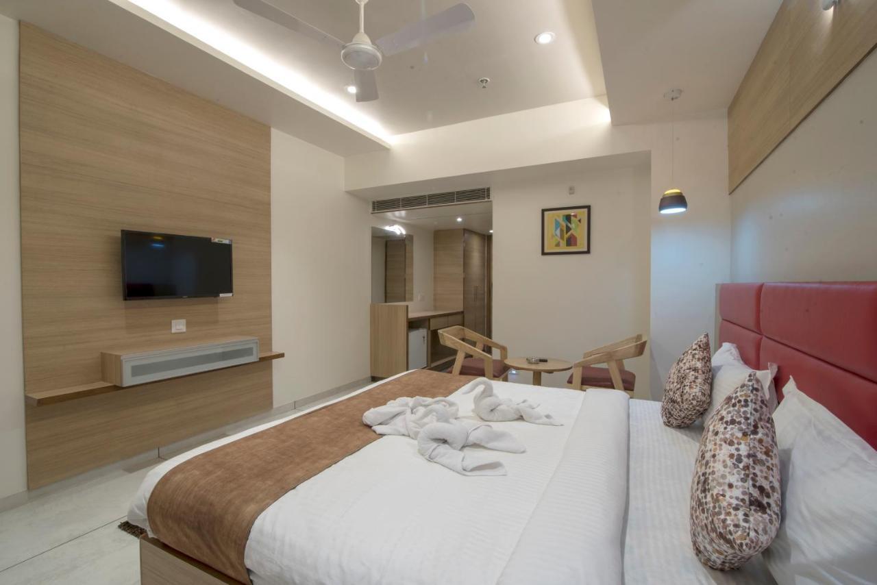 Hotel Silvera Grand Ahmedabad Esterno foto