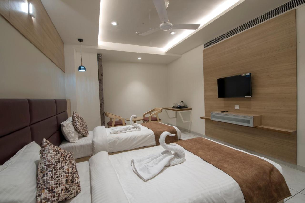 Hotel Silvera Grand Ahmedabad Esterno foto